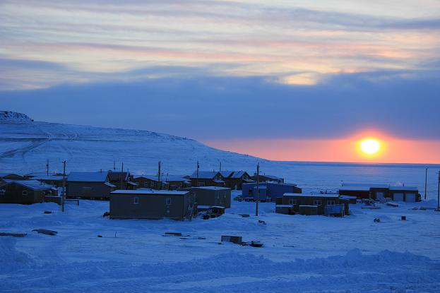 Ulukhaktok au coucher du soleil. Relancer la collection permettrait-il de relancer la communauté? Photo : Eilís Quinn