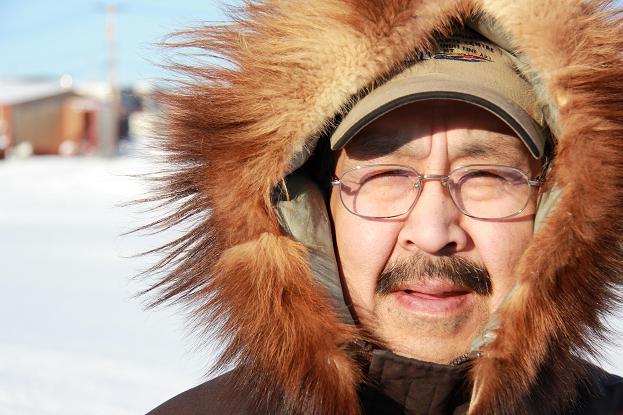Légende de la photo : Louie Nigiyok, artiste et graveur d'Ulukhaktok. Photo:Eilís Quinn