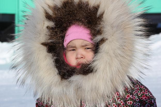 Légende de la photo : Enfant dans un parka étoilé à Ulukhaktok. La nouvelle génération sera-t-elle attirée par les arts comme l’ont été leurs parents et grands-parents? Photo : Eilís Quinn