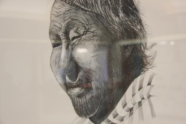Légende de la photo : Portrait de l’artiste Helen Kalvak, accroché dans le hall de l’école nommée en son honneur à Ulukhaktok. Photo : Eilís Quinn Légende de la photo : Portrait de l’artiste Helen Kalvak, accroché dans le hall de l’école nommée en son honneur à Ulukhaktok. Photo : Eilís Quinn