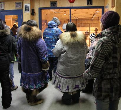 En train d’écouter le hockey à Ulukhaktok. Photo: Eilís Quinn 
