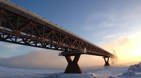 Pont Deh Cho à Fort Providence dans les Territoires du Nord-Ouest. (Elizabeth McMillan/CBC)