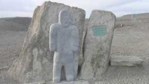 This monument by Resolute, Nunavut, carver Simeonie Amarualik, depicts a man looking out at the Arctic Ocean. A similar sculpture will be unveiled Friday in Grise Fiord. (CBC)