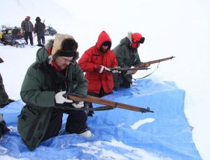 Les Rangers canadiens chargent leur fusil. Photo Levon Sevunts.