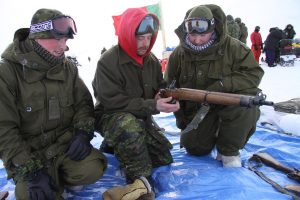 Un instructeur montre comment insérer le chargeur dans le fusil. Photo Levon Sevunts.