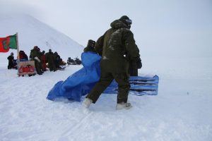 Les soldats recouvrent leur fusil avec une toile pour les protéger de la neige. Photo Levon Sevunts.