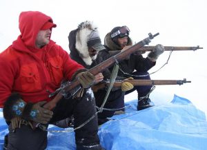 Les Rangers canadiens s’exercent au tir à genou avec leur fusil Lee Enfield. Photo Levon Sevunts.