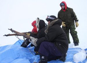 Les Rangers canadiens s’exercent au tir à genou avec leur fusil Lee Enfield. Photo Levon Sevunts.