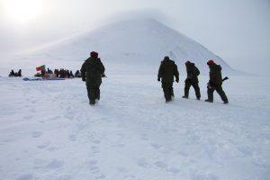 Des soldats retournent à leur position après avoir examiné leurs cibles. Photo Levon Sevunts.