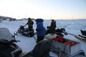 Des chasseurs inuits aux abords d’Iqaluit, au Nunavut, se préparent à partir pour la chasse au phoque dans la baie de Frobisher. Photo Levon Sevunts.