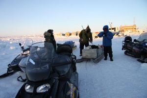 Des chasseurs inuits aux abords d’Iqaluit, au Nunavut, se préparent à partir pour la chasse au phoque dans la baie de Frobisher. Photo Levon Sevunts.