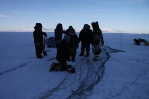 Des chasseurs inuits se préparent à tendre leurs filets dans une fissure entre deux plaques de glace. Photo Levon Sevunts.