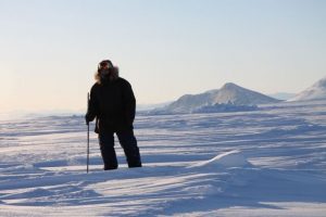 Elijah Pallituq, chasseur et guide inuit, arpente les fissures sur la mer glacée à la recherche des trous d’air qu’utilisent les phoques pour respirer. Photo Levon Sevunts..
