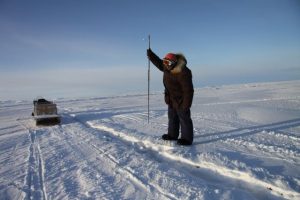 Elijah Pallituq montre comment les chasseurs inuits utilisent leur harpon pour chasser les phoques sous la glace. Photo Levon Sevunts.