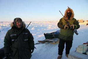 Des chasseurs inuits aux abords d’Iqaluit, au Nunavut, se préparent à partir pour la chasse au phoque dans la baie de Frobisher. Photo Levon Sevunts.