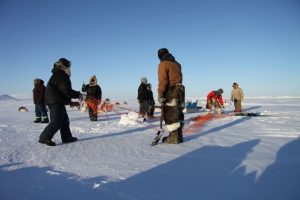 Des chasseurs inuits tendent leurs filets sous la glace près de Clyde River, au Nunavut. Photo Levon Sevunts.