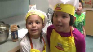 Des jeunes chefs de l'école Chief T'selehye à Fort Good Hope dans les Territoires du Nord-Ouest (Radio-Canada)
