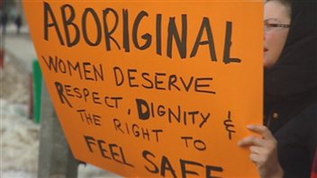 Une manifestante, à Winnipeg, revendique la sécurité pour les femmes autochtones. (archives)