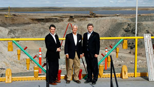 Le premier ministre Stephen Harper à droite , le ministre des Affaires indiennes et du Nord Jim Prentice à gauche et Peter Gillin de Tahera Diamond lors de l’ouverture officielle de la mine de diamant Jericho en août 2006 au Nunavut. Shear Diamonds a acheté la mine en 2010 après la faillite de Tahera. (Jeff McIntosh/La Presse Canadienne)