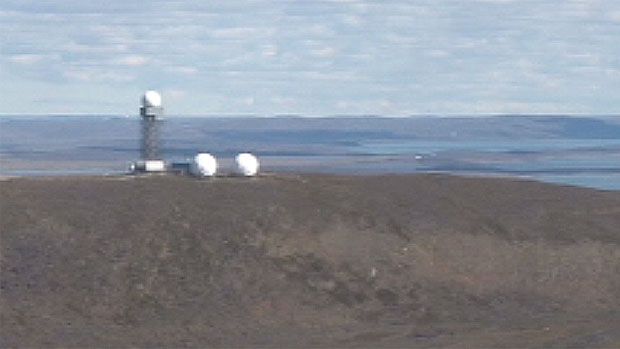 Un des sites de la ligne DEW dans l'Arctique canadien (CBC)