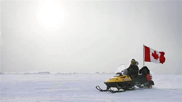 Un patrouilleur sur sa motoneige durant une patrouille de souveraineté près d’Eureka, sur un glacier de l’île d’Ellesmere, au Nunavut. (Jeff Mcintosh / La Presse Canadienne)  