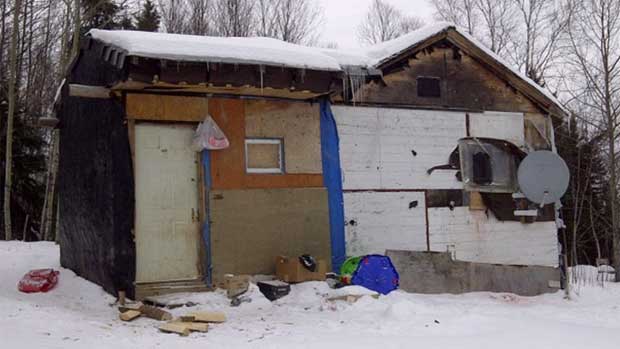 Un exemple de conditions de vie difficiles dans la communauté amérindienne de Wasagamack dans le nord du Manitoba. (Karen Pauls / CBC)