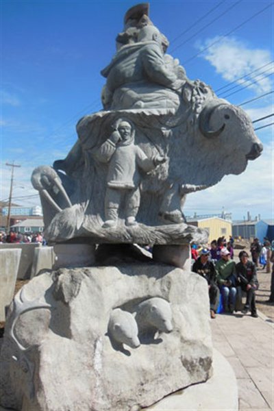 L’autre face de la statue dévoilée à Iqaluit (Shawn Innuksuk)