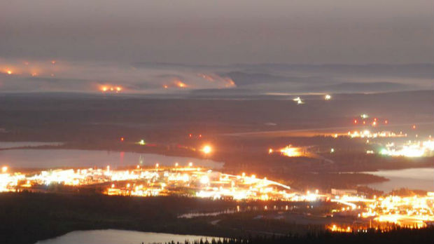 Les lumières de Wabush au Labrador et les feux de forêt tout près. (Courtoisie Joël Dumais / CBC.ca)