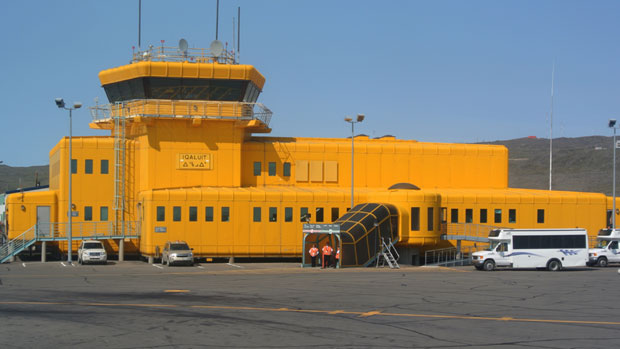 La construction du nouvel aéroport d'Iqaluit représente à ce jour le plus gros investissement du gouvernement territorial. (Pat Nagel / CBC)