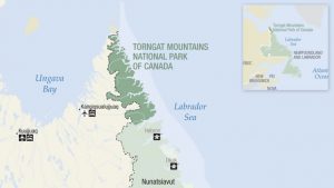 À l’extrémité nord de la côte du Labrador se trouve une chaîne de hautes montagnes arides aux précipices abrupts qui s’enfonce dans les terres depuis la mer et que les Inuits d’autrefois considéraient comme la demeure de l’esprit suprême de leur mythologie. Le nom qu’ils donnaient à cette région, Torngait, signifie « lieu habité par les esprits » et s’explique par la présence de Torngarsoak, qu’ils croyaient maîtriser la vie des animaux marins et qu’ils représentaient sous la forme d’un ours polaire gigantesque. (Citation est tirée de GSC Memoir 91 : The Labrador Eskimo d’Ernest W. Hawkes, anthropologue qui a visité le Labrador en 1914 dans le cadre d’une expédition de la Commission géologique du Canada.)