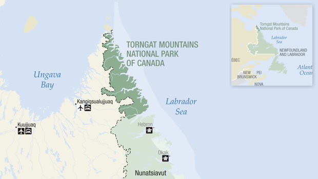 À l’extrémité nord de la côte du Labrador se trouve une chaîne de hautes montagnes arides aux précipices abrupts qui s’enfonce dans les terres depuis la mer et que les Inuits d’autrefois considéraient comme la demeure de l’esprit suprême de leur mythologie. Le nom qu’ils donnaient à cette région, Torngait, signifie « lieu habité par les esprits » et s’explique par la présence de Torngarsoak, qu’ils croyaient maîtriser la vie des animaux marins et qu’ils représentaient sous la forme d’un ours polaire gigantesque. (Citation est tirée de GSC Memoir 91 : The Labrador Eskimo d’Ernest W. Hawkes, anthropologue qui a visité le Labrador en 1914 dans le cadre d’une expédition de la Commission géologique du Canada.)