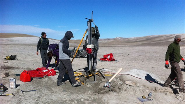 Une équipe de géologies et de’astyronautes canadiens au cratère de Haughton au Nunavut (Dr. Gordon Osinski/University of Western Ontario)