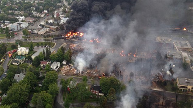 Vue aérienne de Lac-Mégantic lors de l'incendie qui a suivi le déraillement (CBC)