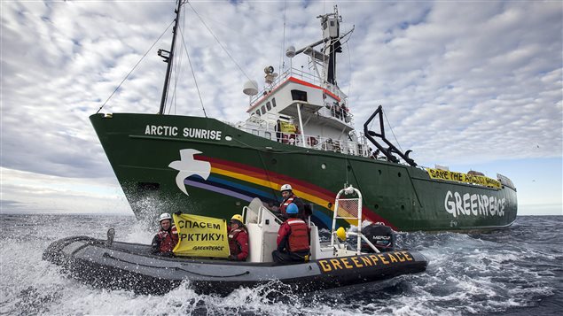 Un tribunal russe a ordonné la semaine dernière la détention préventive des 30 personnes qui prenaient place à bord du navire Arctic Sunrise pendant une durée de deux mois afin de déterminer si les prévenus pourraient faire face à des crimes de piraterie. (Will Rose / AFP)