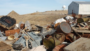 Des déchets ramassés au site de Cape Dyer, Nunavut (Paul Tukker / CBC)