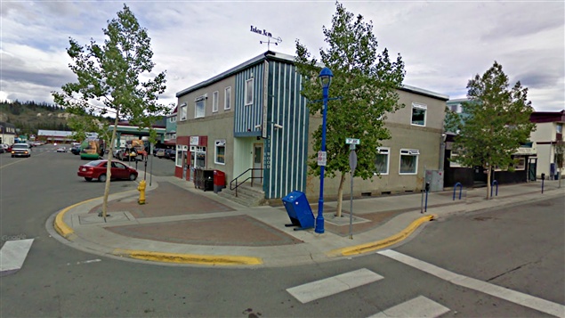 L'extérieur du siège du Yukon News, à Whitehorse. (Google / Radio-Canada)