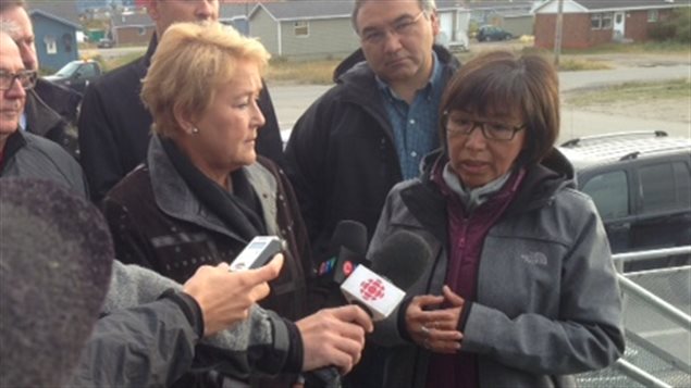 La première ministre Pauline Marois en visite à Kuujjuaq, au Nunavik. (Radio-Canada)