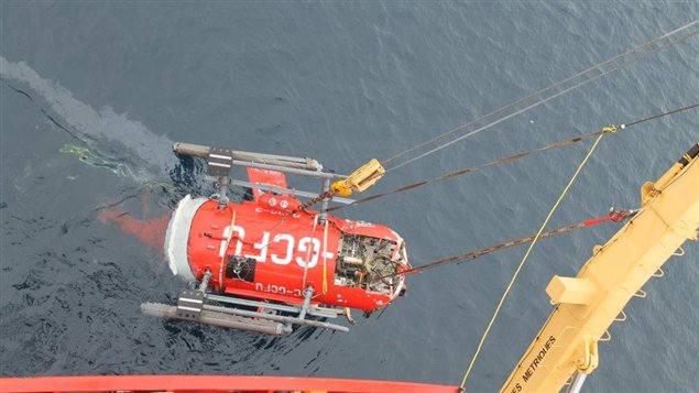 L’épave de l’hélicoptère est embarquée à bord du NGCC Henry Larsen, le 26 septembre dernier. (Bureau de la sécurité des transports)