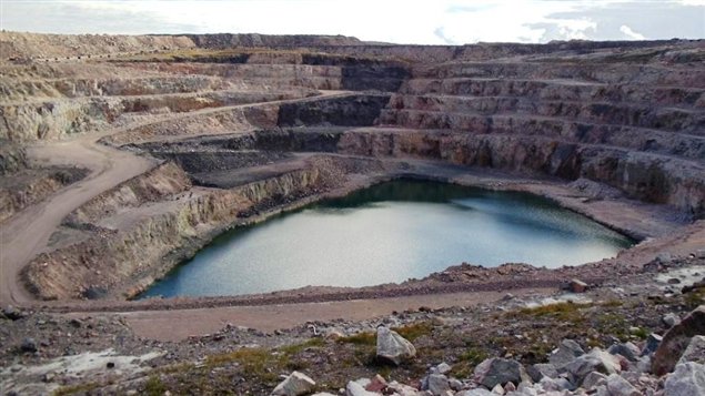 Site d’une mine abandonnée au Nunavut. Selon le Conference Board du Canada, un organisme indépendant de prévision économique, le territoire du Nunavut pourrait profiter en 2015 d’un taux de croissance économique de 3,7 % (CBC)