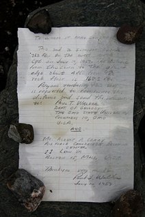 Le message laissé en 1959 par le géologue américain Paul T. Walker. (Denis Sarazin CEN/ArticNet)