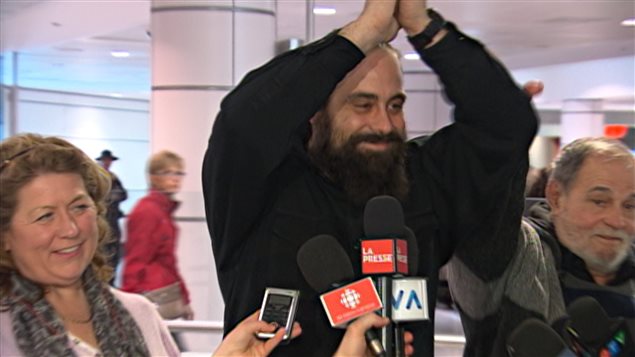 Alexandre Paul aux côtés de ses parents. (Radio-Canada)