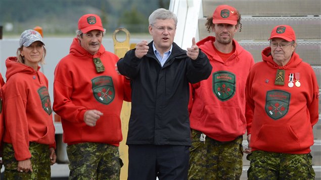 Le premier ministre canadien Stephen Harper à son arrivée à Whitehorse, au Yukon, première étape d’une tournée de six jours dans l’Arctique au mois d’août cette année. (Sean Kilpatrick / La Presse Canadienne)