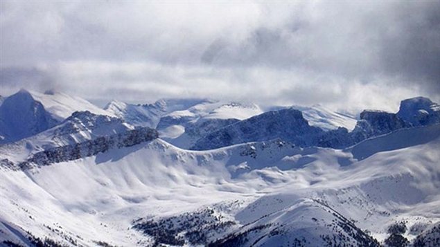 Des montagnes enneigées en Colombie-Britannique. C’est dans cette région très escarpée qu’on a créé le programme de prévention et de contrôle des avalanches le plus important du monde. (CBC)