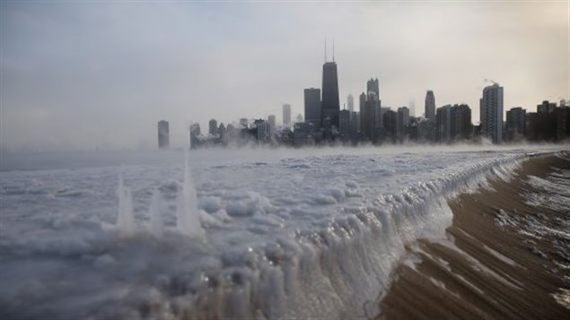 A Chicago, les bords du lac Michigan sont gelés. Les températures étaient tellement froides à Chicago que des milliers de vols ont dû être retardés ou annulés. À la grandeur des États-Unis et aux aéroports canadiens de Montréal et Toronto autour 3,530 vols ont été retardés et plus de 2,500 ont dû être annulés. (Scott Olson/Getty Images/AFP)