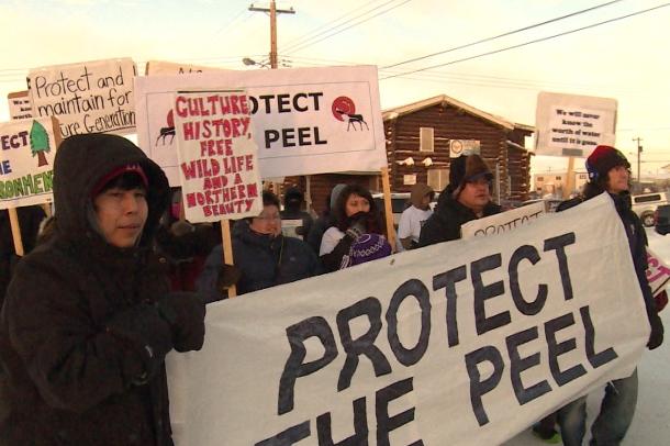Manifestation à Inuvik dans les Territoires du Nord-Ouest contre le projet du bassin Peel ( David Thurton/CBC)