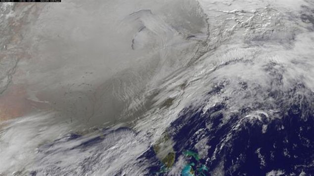Le vortex polaire (en gris) qui recouvre le Canada et une partie des États-Unis est la conséquence du déplacement du pôle Nord magnétique.( Gooddart / NASA)