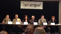 Les membres de la coalition pour protéger le bassin Peel annoncent leur poursuite le 27 janvier 2014 à Vancouver.  (Claudiane Samson/Radio-Canada)