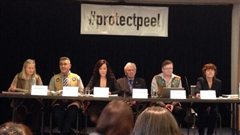 Les membres de la coalition pour protéger le bassin Peel annoncent leur poursuite le 27 janvier 2014 à Vancouver. (Claudiane Samson/Radio-Canada)