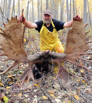 Le chasseur Heinz Naef et le panache qui détient le record mondial. (Avec la permission Brian Naef)