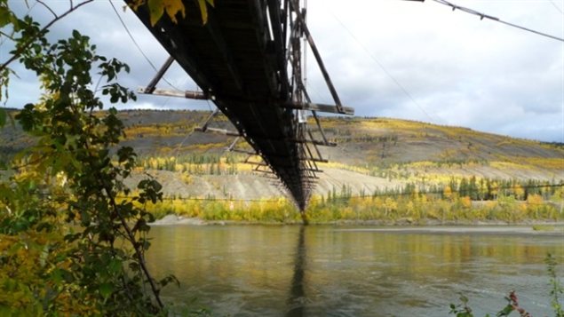 Le pont suspendu pour piétons de Ross River est âgé de 70 ans, sa structure vétuste doit être stabilisée pour être sécuritaire. (photo avec la générosité de Barry Kulan)